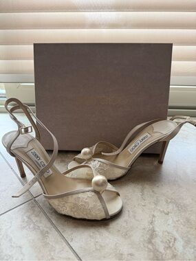 Jimmy Choo Sacora 85
Ivory Floral Lace Sandals with Pearl Detail Size 39